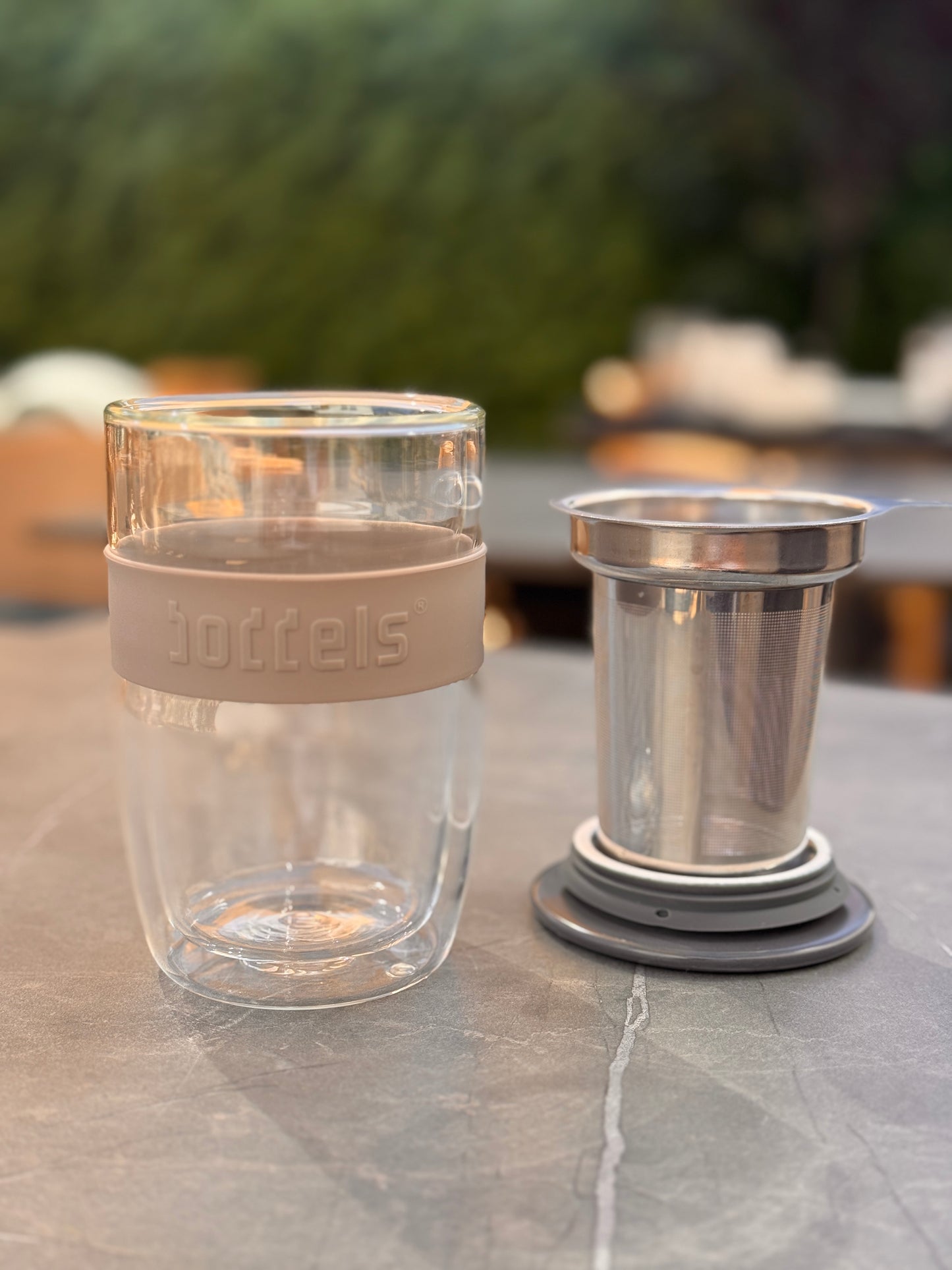 Doppelwandiger Glasbecher